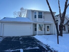 415 Newbury Dr in Island Lake, IL - Building Photo