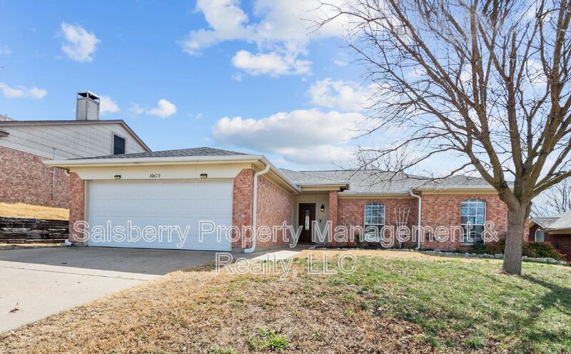 10609 Cobblestone Dr in Benbrook, TX - Building Photo