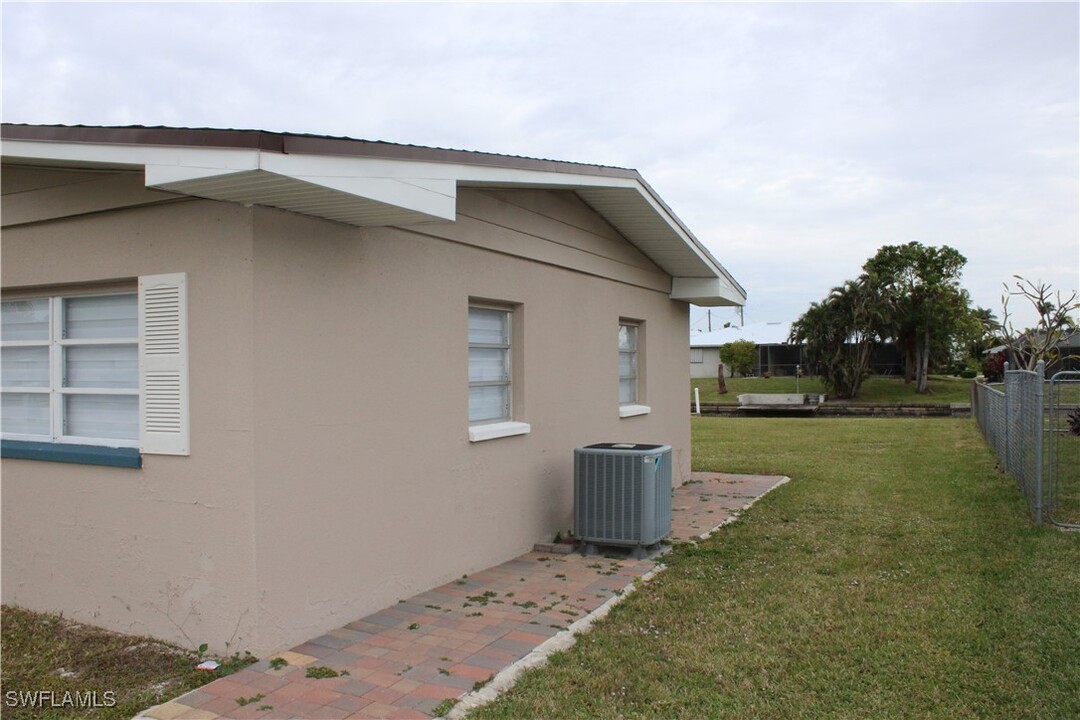 5229 Versailles Ct in Cape Coral, FL - Building Photo