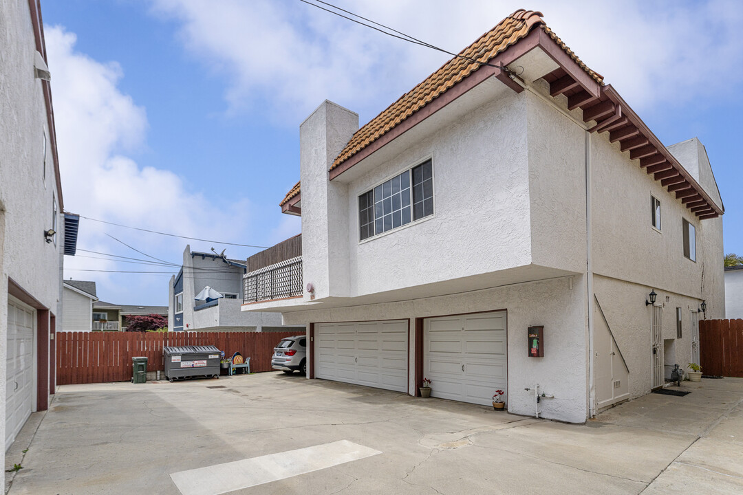 2007 Pullman Ln, Unit 2 in Redondo Beach, CA - Building Photo