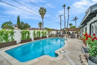 1880 N Greengrove St in Orange, CA - Foto de edificio - Building Photo