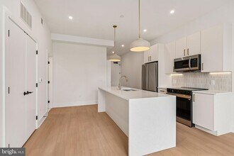 30 W Allens Ln, Unit 318 in Philadelphia, PA - Building Photo - Building Photo