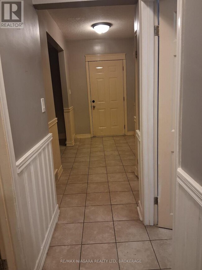 5004 St Clair Ave in Niagara Falls, ON - Foto de edificio - Building Photo