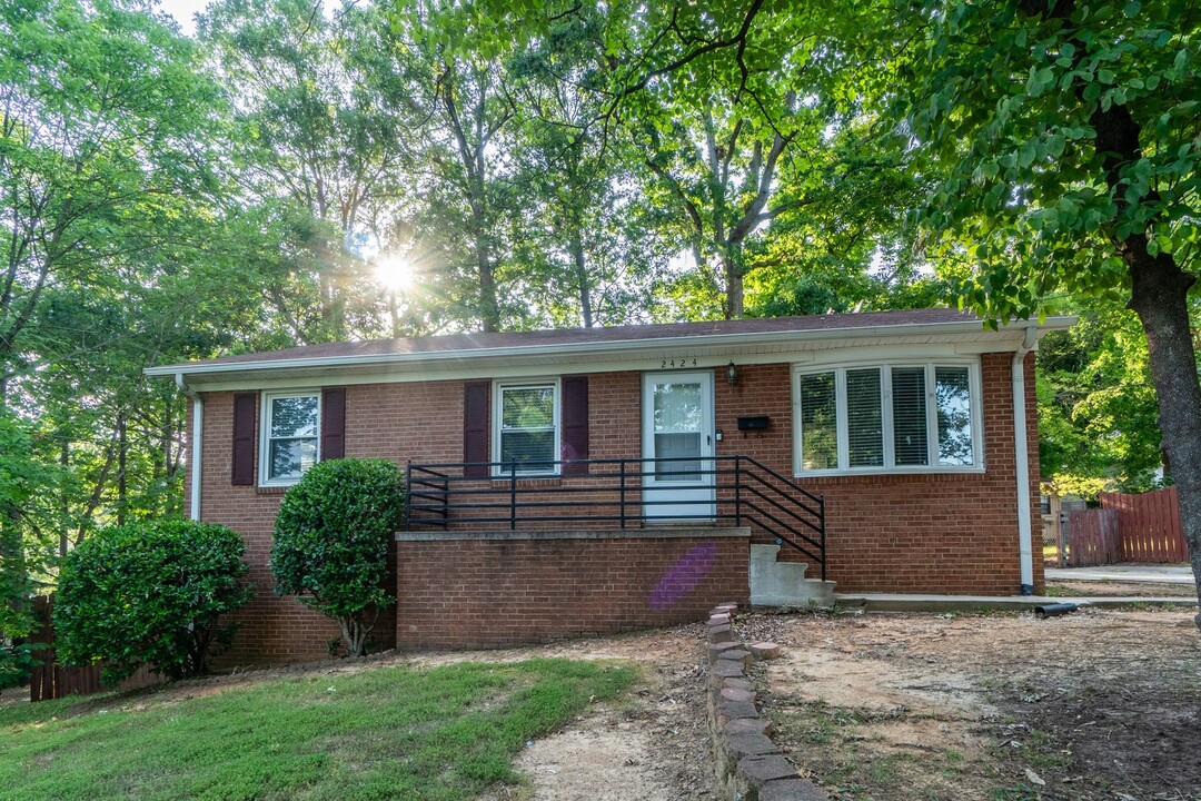 2424 New Orleans St in Greensboro, NC - Foto de edificio