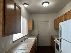 220 Sandstone Dr-Unit -Unit B in Jarrell, TX - Building Photo - Building Photo