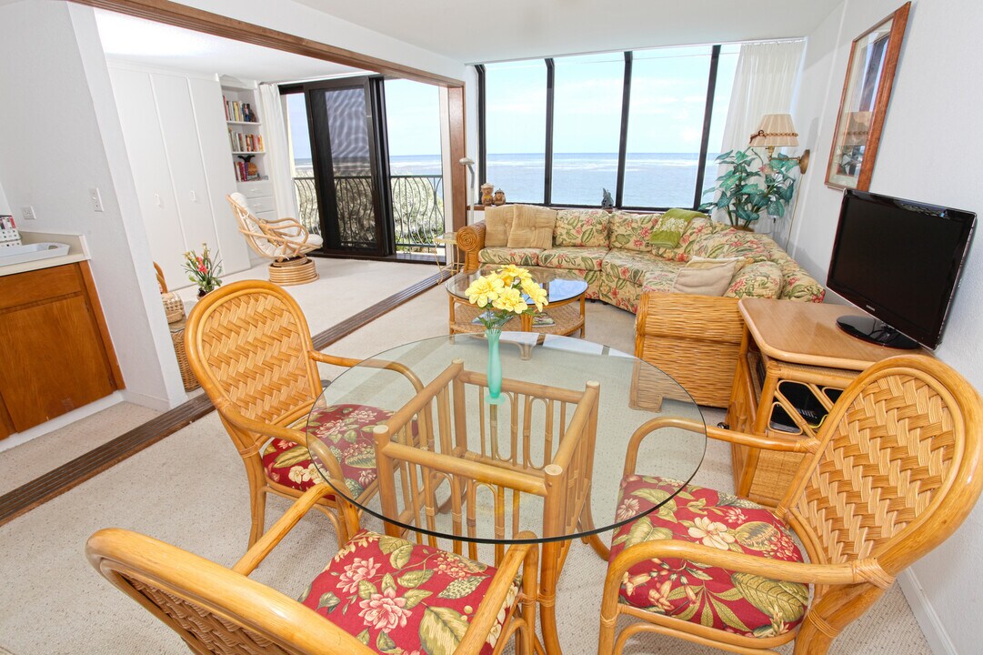 68-121-121 Au St in Waialua, HI - Building Photo