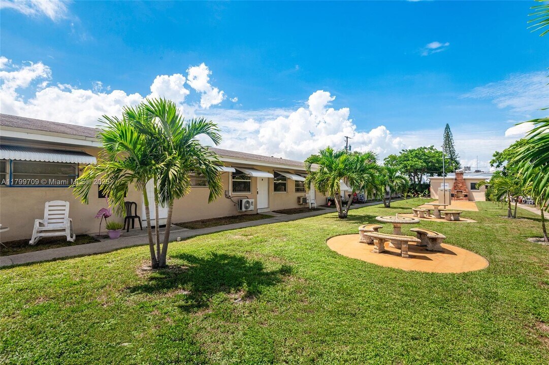 2901 Polk St in Hollywood, FL - Building Photo