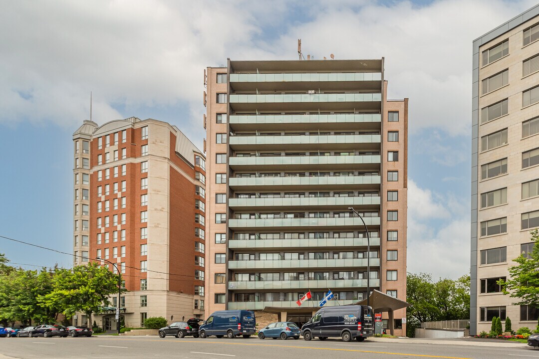 4840 Côte St-Luc in Montréal, QC - Building Photo