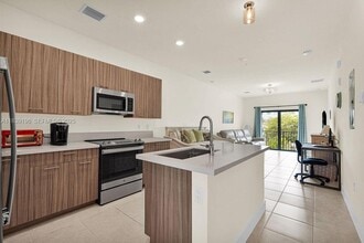 8301 NW 41st St in Doral, FL - Building Photo - Building Photo