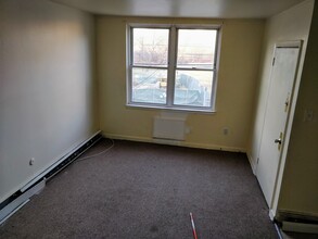 718 Pine St, Unit 2 in Darby, PA - Building Photo - Building Photo