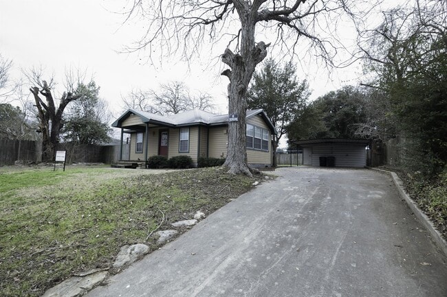 1002 Garrett St in Brenham, TX - Foto de edificio - Building Photo