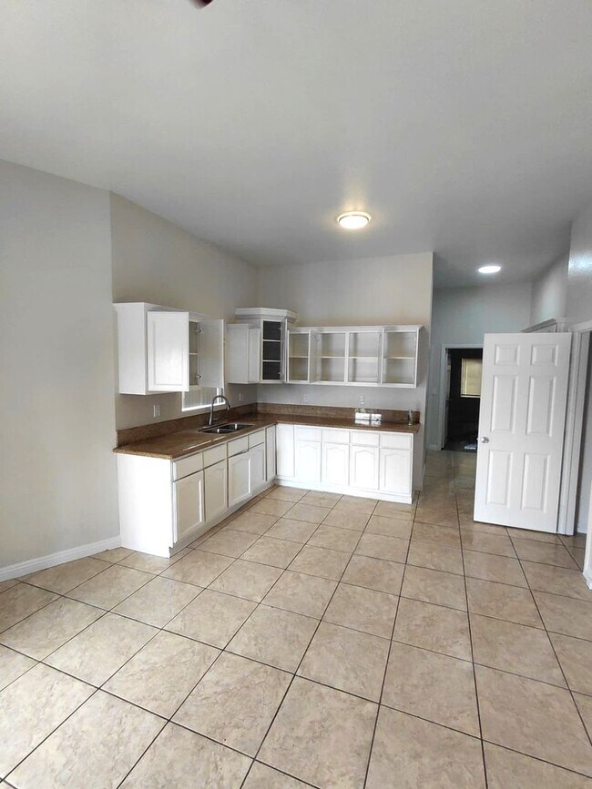 851 W 93rd St in Los Angeles, CA - Building Photo - Building Photo