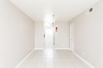 Tierra Bella in Houston, TX - Building Photo - Building Photo