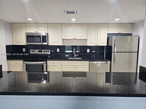 6930 Miami Gardens Dr in Hialeah, FL - Building Photo - Building Photo