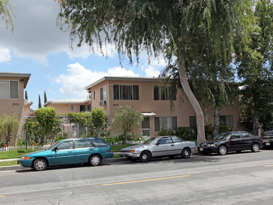 Fountain Court in Canoga Park, CA - Building Photo