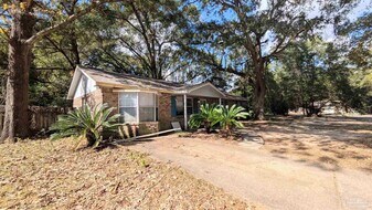 4233 W Avenida De Golf in Pace, FL - Building Photo