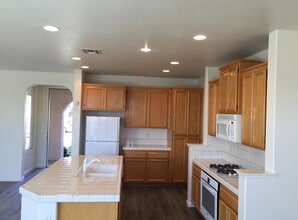 5921 Caddington Way in Sacramento, CA - Building Photo - Building Photo