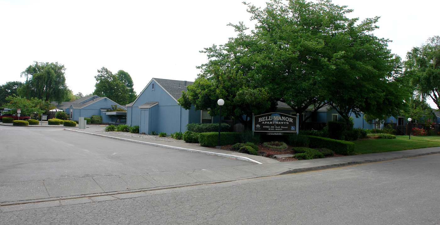 Bell Manor Apartments in Windsor, CA - Building Photo