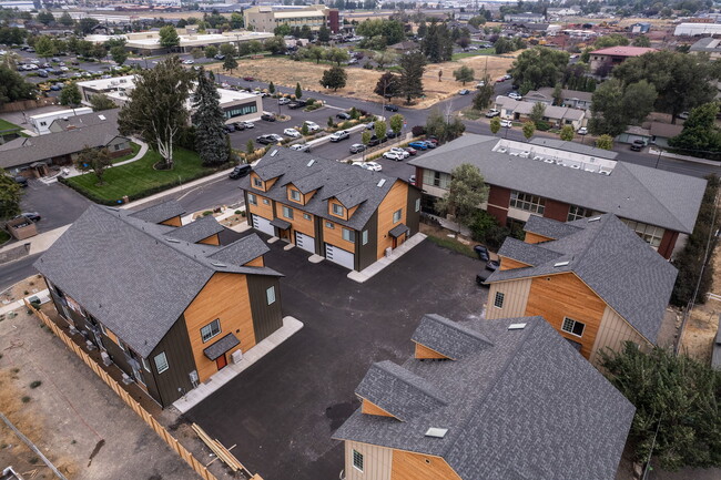 Red Cedar Apartments in Redmond, OR - Foto de edificio - Building Photo