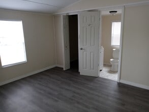4074 NW 40th St in Lake Panasoffkee, FL - Building Photo - Building Photo