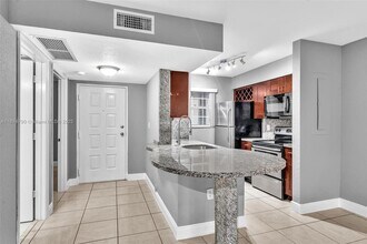 2890 N Oakland Forest Dr in Oakland Park, FL - Building Photo - Building Photo