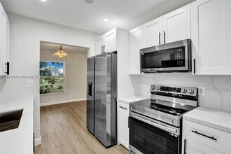 4103 NW 75th Ave in Coral Springs, FL - Foto de edificio - Building Photo
