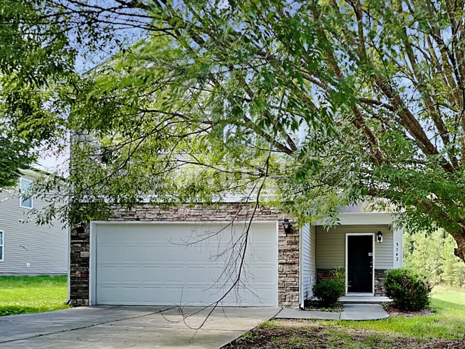 3742 Mountain Brook Cir in Durham, NC - Building Photo