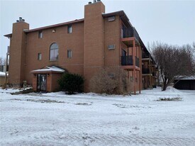 901 Country Club Dr in Marshall, MN - Building Photo