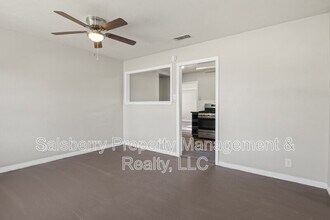 320 NE 31st St in Grand Prairie, TX - Building Photo - Building Photo