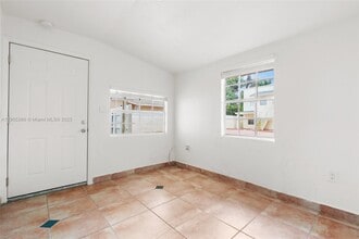 2385 SW 17th St in Miami, FL - Building Photo - Building Photo