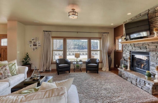 4047 W Shoreview Ln in Coeur d'Alene, ID - Building Photo - Building Photo