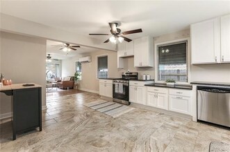 345 Wainwright Dr in Harahan, LA - Foto de edificio - Building Photo