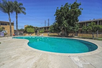 Dudley Manor in Pomona, CA - Foto de edificio - Building Photo