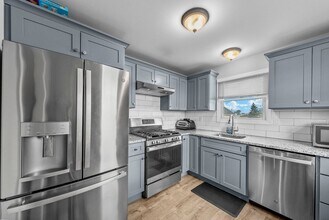 816 King Georges Rd in Woodbridge Township, NJ - Building Photo - Building Photo