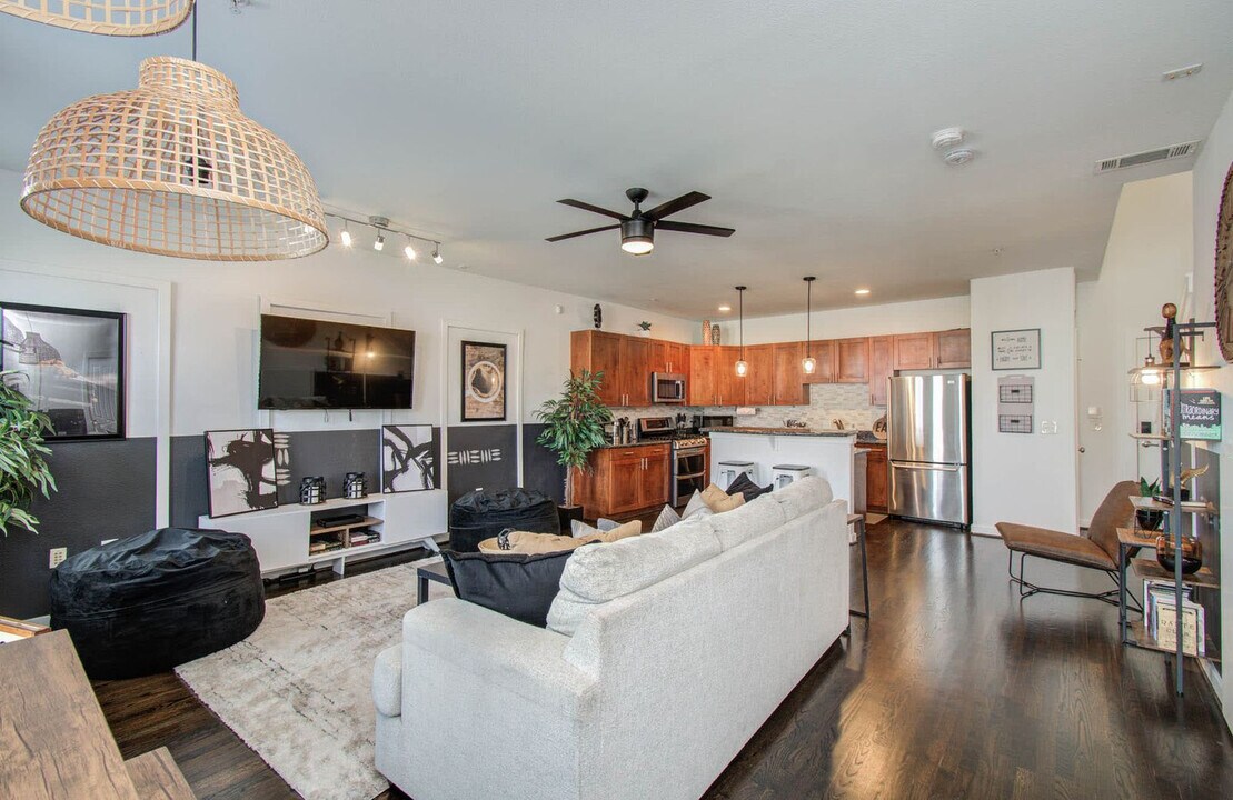 2216 Chenevert St in Houston, TX - Building Photo