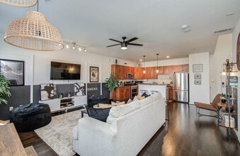 2216 Chenevert St in Houston, TX - Building Photo - Building Photo