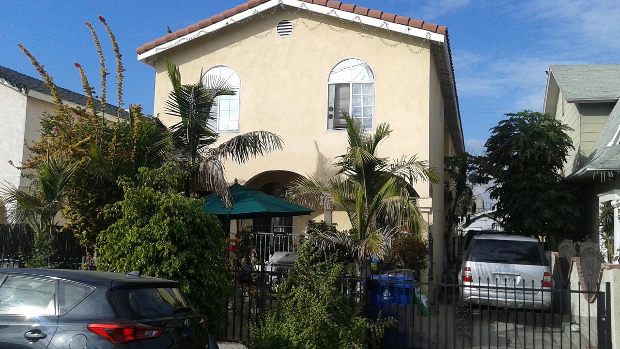 SC Housing. Duplex in Los Angeles, CA - Building Photo