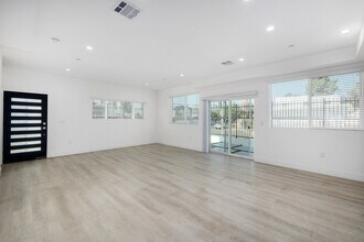 1301 E 27th St in Los Angeles, CA - Building Photo - Interior Photo