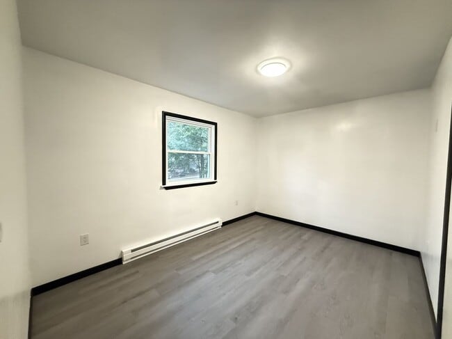 8066 Red Squirrel Dr in Tobyhanna, PA - Foto de edificio - Building Photo