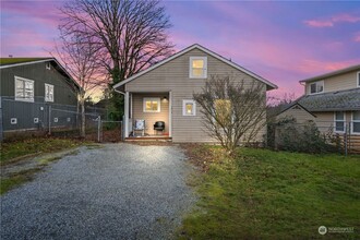 2010 E 36th St-Unit -Unit A in Tacoma, WA - Foto de edificio - Building Photo