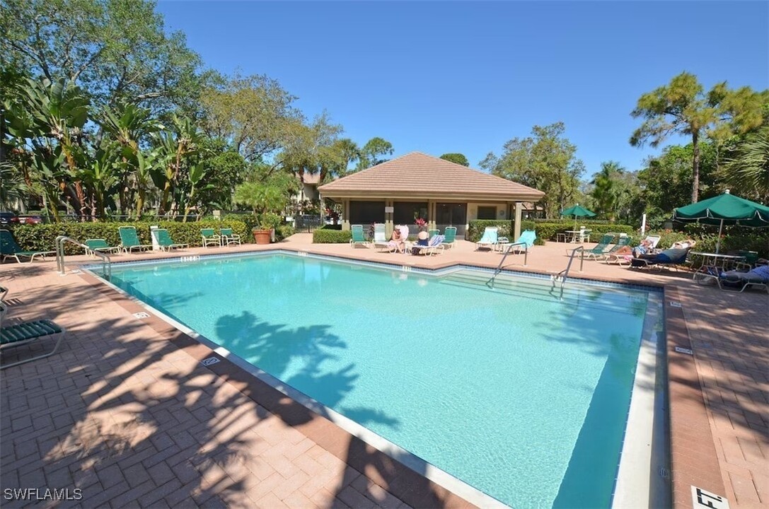 3611 Wild Pines Dr in Bonita Springs, FL - Foto de edificio