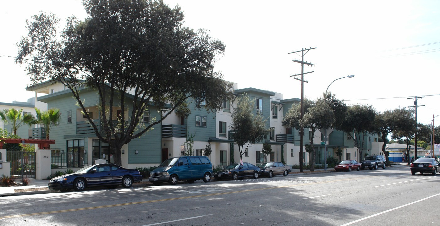 Orange Grove Gardens in Pasadena, CA - Building Photo