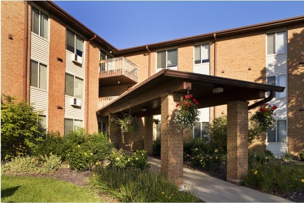 Anglers Manor Apartments in Bloomington, IL - Building Photo