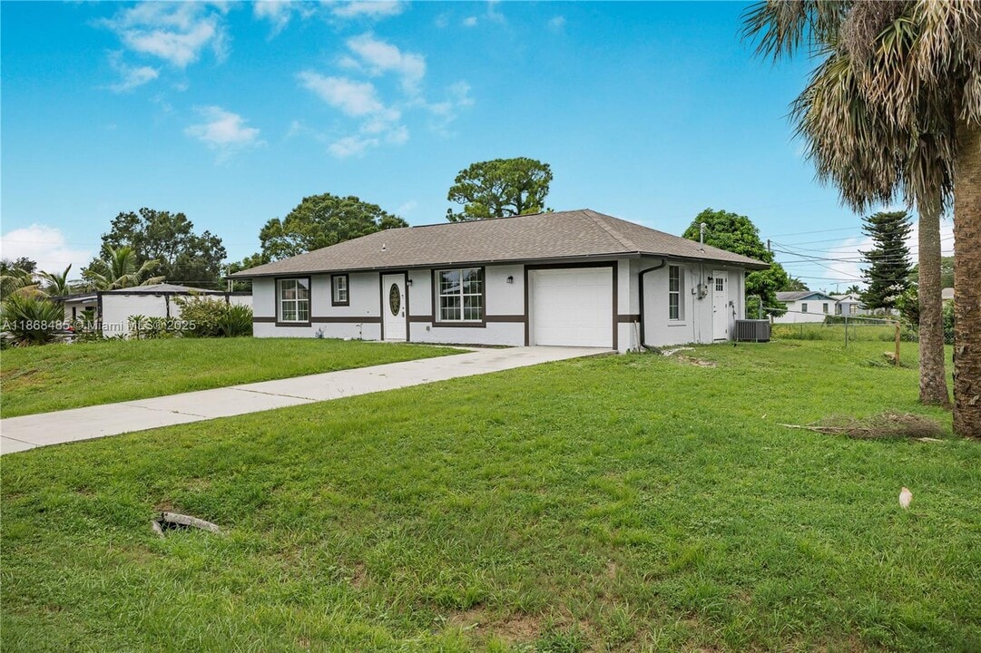 804 Monroe in Lehigh Acres, FL - Building Photo