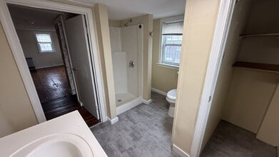 8 Hanson St in Dover, NH - Building Photo - Building Photo