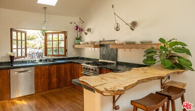 8978 Wonderland Ave in Los Angeles, CA - Building Photo - Building Photo