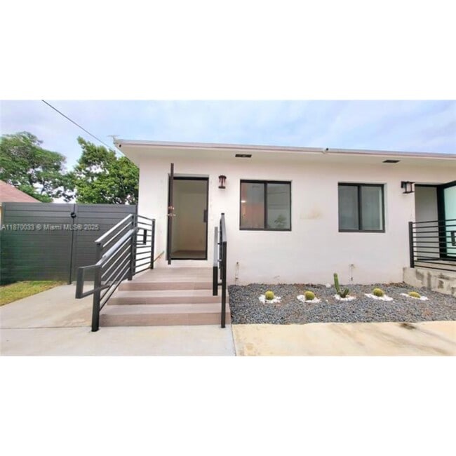 681 NW 30th St in Miami, FL - Building Photo - Building Photo