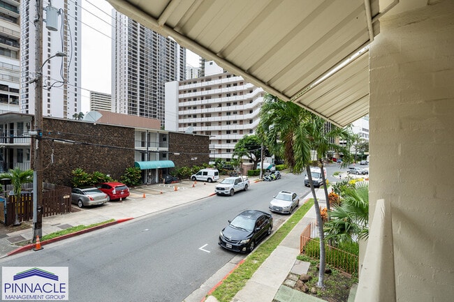 240 Lili?uokalani Ave in Honolulu, HI - Building Photo - Building Photo