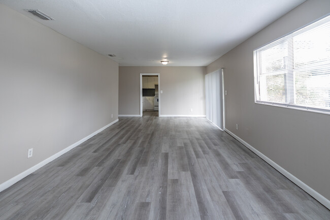 Riverbank Apartments in Jacksonville, FL - Building Photo - Interior Photo