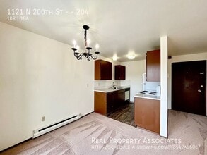 1121 N 200th St in Shoreline, WA - Foto de edificio - Building Photo